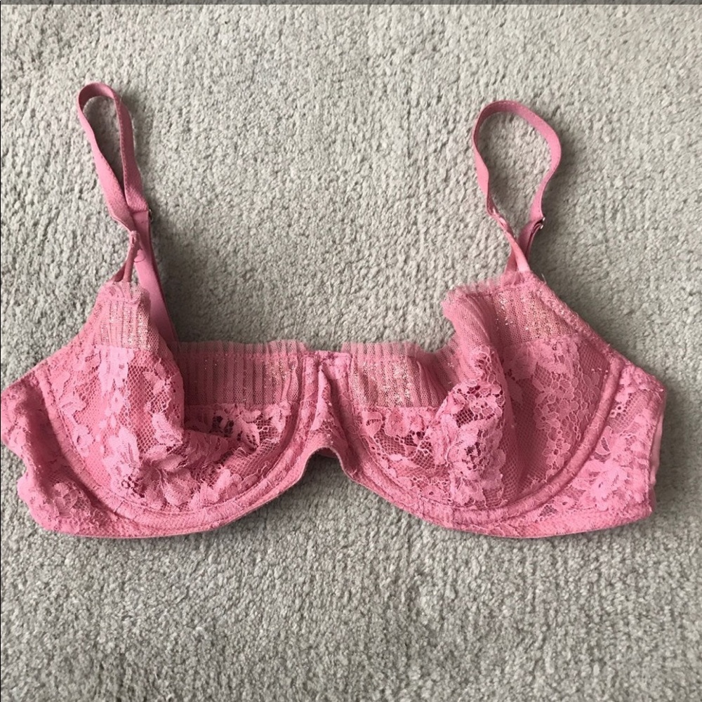 VICTORIAS SECRET PINK LACE BRA 34C NEVER WORN